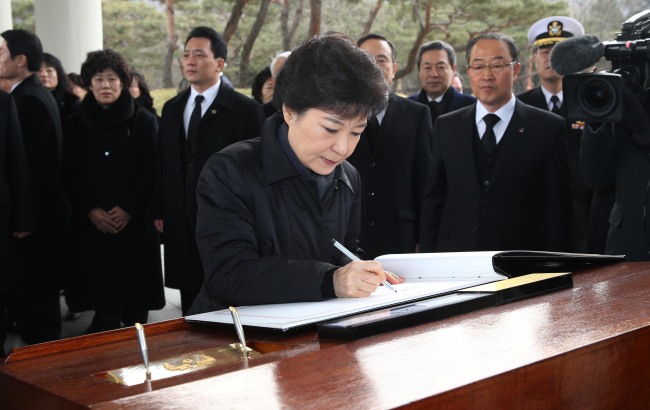 박근혜 대통령이 25일 오전 첫 공식일정으로 서울 동작구 국립 현충원을 참배한 뒤 방명록을 작성하고 있다. 2013.02.25 <사진공동취재단>
박근혜 대통령이 25일 오전 첫 공식일정으로 서울 동작구 국립 현충원을 참배한 뒤 방명록을 작성하고 있다. 2013.02.25 <사진공동취재단>