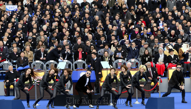 Singer Psy performs in front of presidential guests at the inauguration ceremony at the National Assembly on Monday. Park Hae-mook/The Korea Herald