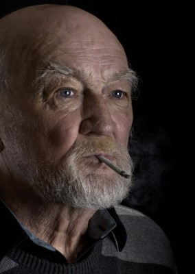 An old man smoking a cigarette. (123rf)
