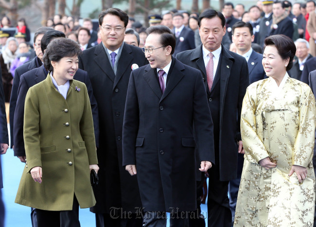 President Park Geun-hye, her predecessor Lee Myung-bak and former first lady Kim Yoon-ok leave the National Assembly following the inauguration ceremony.   Chung Hee-cho/The Korea Herald
