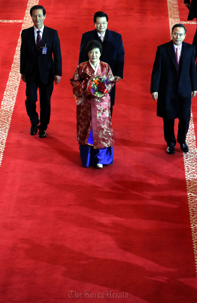 Park enters Cheong Wa Dae after her inauguration ceremony on Monday. She left the presidential office-residence 33 years ago after her father, Park Chung-hee, was assassinated by his intelligence chief.   Chung Hee-cho/The Korea Herald