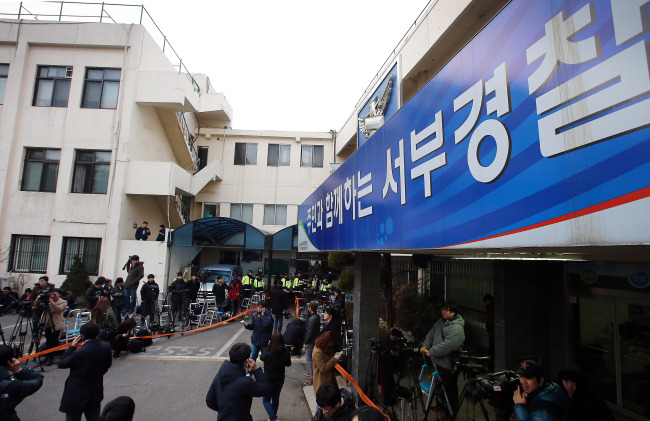 Park Si-hoo was supposed to be under police investigation at Seobu Police Station on Sunday but he did not show up. (Yonhap)
