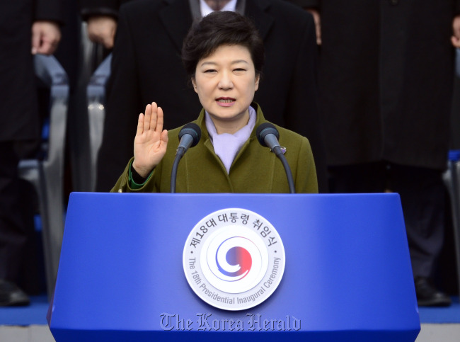 박근혜 제18대 대통령이 25일 오전 국회 앞마당에서 열린 취임식에서 취임선서를 하고 있다. 박 대통령은 이날 취임사에서 "위대한 도전에 나서는 희망의 새 시대를 만들겠다"며 경제부흥과 국민행복, 문화융성을 이뤄내겠다는 각오를 밝혔다. 박해묵 기자/mook@heraldcorp.com