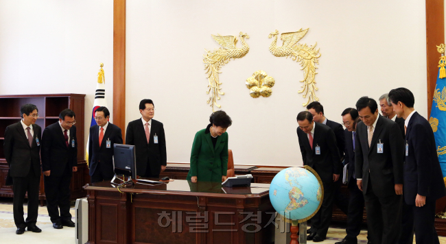 박근혜 제 18대 대통령이 25일 청와대 집무실에서 수석들이 배석한 가운데 첫 업무를 수행한 뒤 인사를 나누고 있다. 박근혜 제 18대 대통령이 25일 청와대 집무실에서 수석들이 배석한 가운데 첫 업무를 수행한 뒤 인사를 나누고 있다. 2013.2.25 정희조 기자/checho@heraldcorp.com