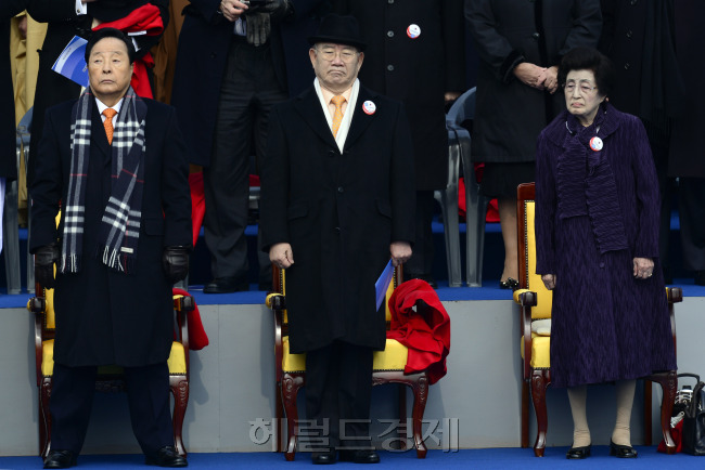 25일 국회에서 열린 제18대 박근혜 대통령 취임식에 김영삼, 전두환 전 대통령과 김대중 전 대통령 부인 이희호 여사가 함께 자리하고 있다. 박해묵 기자/mook@heraldcorp.com
25일 국회에서 열린 제18대 박근혜 대통령 취임식에 김영삼, 전두환 전 대통령과 김대중 전 대통령 부인 이희호 여사가 함께 자리하고 있다. 박해묵 기자/mook@heraldcorp.com