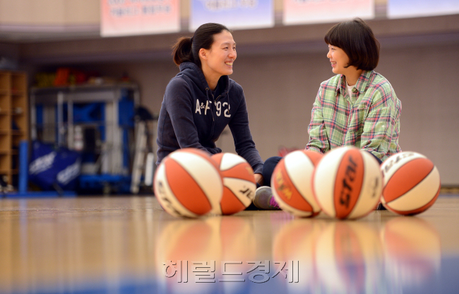 우리은행 여자농구 전주원 코치와 선일여고 신지현 선수 인터뷰./안훈기자 rosedale@ 2013.02.25
우리은행 여자농구 전주원 코치와 선일여고 신지현 선수 인터뷰./안훈기자 rosedale@ 2013.02.25
우리은행 여자농구 전주원 코치와 선일여고 신지현 선수 인터뷰./안훈기자 rosedale@ 2013.02.25