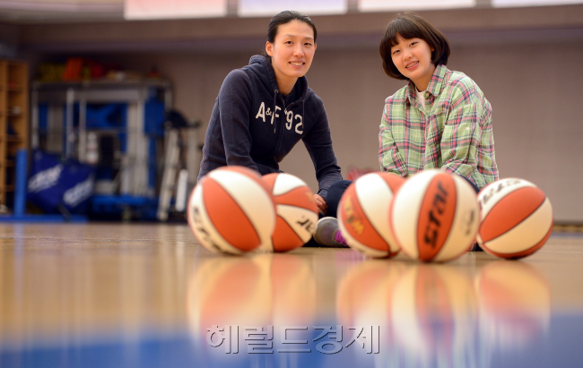 우리은행 여자농구 전주원 코치와 선일여고 신지현 선수 인터뷰./안훈기자 rosedale@ 2013.02.25
우리은행 여자농구 전주원 코치와 선일여고 신지현 선수 인터뷰./안훈기자 rosedale@ 2013.02.25
우리은행 여자농구 전주원 코치와 선일여고 신지현 선수 인터뷰./안훈기자 rosedale@ 2013.02.25