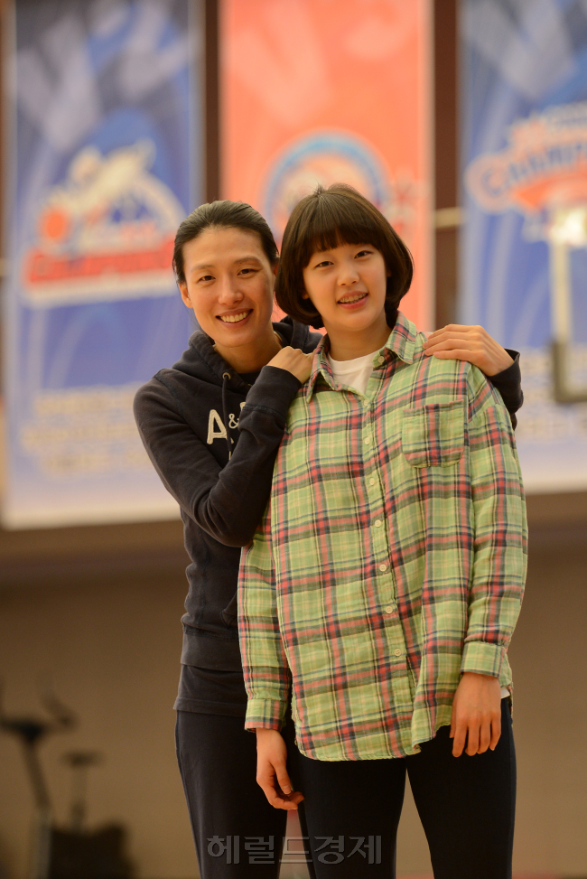 우리은행 여자농구 전주원 코치와 선일여고 신지현 선수 인터뷰./안훈기자 rosedale@ 2013.02.25
우리은행 여자농구 전주원 코치와 선일여고 신지현 선수 인터뷰./안훈기자 rosedale@ 2013.02.25
우리은행 여자농구 전주원 코치와 선일여고 신지현 선수 인터뷰./안훈기자 rosedale@ 2013.02.25