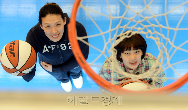 우리은행 여자농구 전주원 코치와 선일여고 신지현 선수 인터뷰./안훈기자 rosedale@ 2013.02.25
우리은행 여자농구 전주원 코치와 선일여고 신지현 선수 인터뷰./안훈기자 rosedale@ 2013.02.25
우리은행 여자농구 전주원 코치와 선일여고 신지현 선수 인터뷰./안훈기자 rosedale@ 2013.02.25