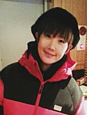 별(김고은/가수)
하하와 결혼한 가수 별이 근황을 공개했다.
별은 25일 자신의 트위터에 “귀요미 유부녀라고 우겨 봅니다”라는 글과 함께 한 장의 사진을 공개했다.
근황 사진 속 별은 빨간색 패딩점퍼를 입고 검정색 털모자를 쓰고 있다. 30대에도 불구하고 귀여운 동안 미모가 여대생 같은 느낌을 자아낸다.