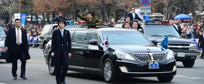 25일 국회에서  박근혜 대통령이  취임식을 마치고 대통령 전용차에 올라 국회를  출발하며   시민들을 향햐 손을 흔들고 있다/국회사진기자단 2013.02.25
25일 국회에서  박근혜 대통령이  취임식을 마치고 대통령 전용차에 올라 국회를  출발하며   시민들을 향햐 손을 흔들고 있다/국회사진기자단 2013.02.25