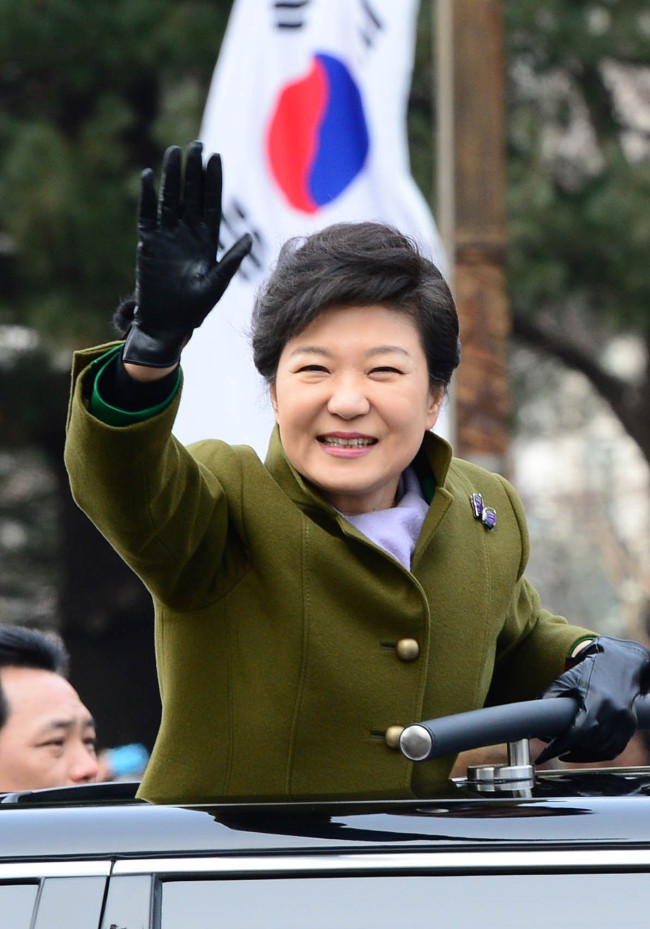 25일 국회에서  열린 대통령 취임식을 마치고  박근혜 대통령이 전용차에  올라 시민들을   향해 손을 흔들고  있다./국회사진기자단 2013.02.25
25일 국회에서  열린 대통령 취임식을 마치고  박근혜 대통령이 전용차에  올라 시민들을   향해 손을 흔들고  있다./국회사진기자단 2013.02.25