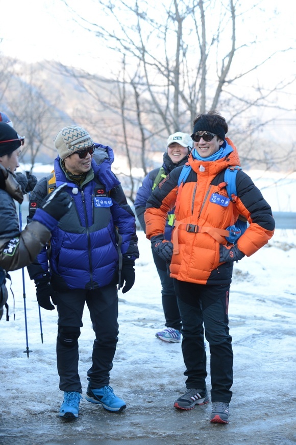 유해진(좌측/배우),이선균(배우)
리얼 버라이어티 예능이 유행하던 시절이 있었다. 물론 지금도 리얼 버라이어티는 살아있지만 변곡점은 넘겼다. 그 틈새를 오디션 서바이벌류 예능들이 메우더니, 오디션 예능도 남발되는 경향을 보이며 그 탈출구의 하나로 다큐예능이 제시되고 있는 상황이다.
