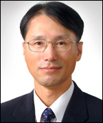 오세용(연구인)
SK하이닉스가 반도체 분야의 최고 전문가인 오세용<사진> 서울대 융합과학기술대학원 초빙 교수를 제조부문장 사장으로 영입했다. 또 이석희 한국과학기술원(KAIST) 전기ㆍ전자공학과 교수를 미래기술연구원장(전무)으로 영입했다.
