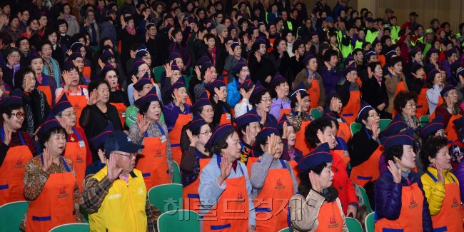 26일 오전 서초구는 서초구민회관 대강당에서 노인일자리사업에 참여할 어르신 천여명이 노인일자리사업발대식을 가졌다. 서초구는 올해 26개분야 총 1,169명 노인일자리를 만들계획이다. 이상섭 기자. babtong@heraldcorp.com 2013.02.26
26일 오전 서초구는 서초구민회관 대강당에서 노인일자리사업에 참여할 어르신 천여명이 노인일자리사업발대식을 가졌다. 서초구는 올해 26개분야 총 1,169명 노인일자리를 만들계획이다. 이상섭 기자. babtong@heraldcorp.com 2013.02.26
26일 오전 서초구는 서초구민회관 대강당에서 노인일자리사업에 참여할 어르신 천여명이 노인일자리사업발대식을 가졌다. 서초구는 올해 26개분야 총 1,169명 노인일자리를 만들계획이다. 이상섭 기자. babtong@heraldcorp.com 2013.02.26
