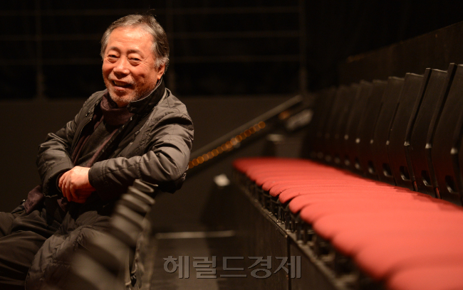 변희봉(배우)
손 감독(손진책 국립극단 예술감독)을 만난 건 40년 전 연극할 때였죠. 67년인가 68년인가, 저는 연극을 한다고 다녔고 그 때 손 감독은 무대감독이었어요. 순하고 말도 없고 조용한 분이었습니다.”
매스컴에서 서로를 만났을 뿐 변희봉(70)과 손진책 두 사람은 그 뒤로 수십년간 한 번도 마주친 적이 없었다. 1970년대 초 브라운관으로 스크린으로 자리를 옮기며 연기에 전념하느라 연극무대로는 쉽게 돌아오기 힘들었다. 그런데 손 감독은 40년 만에 노배우 변희봉을 다시 연극무대로 이끌었다. 연극 ‘3월의 눈’의 장오 역할이었다.
