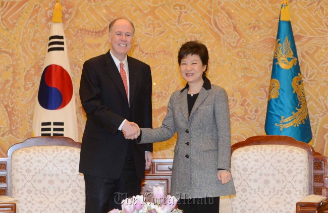 President Park Geun-hye (right) meets with U.S. National Security Adviser Tom Donilon at Cheong Wa Dae on Tuesday.   Chung Hee-cho/The Korea Herald