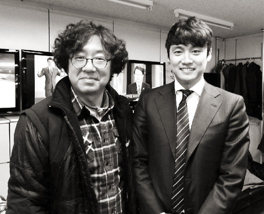 송인혁(좌측/감독),오상진(아나운서)
오상진 아나운서가 MBC를 떠나면서 선배들을 찾아 아쉬움 가득한 인사를 나눈 것으로 알려졌다.
‘아마존의 눈물’ ‘남극의 눈물’ 등을 통해 수려한 영상미를 보여준 MBC 송인혁 촬영감독은 26일 트위터를 통해 “함께 일했던 모든 부서를 다니며 인사하나보다. 역시 좋은 후배다. 떠나는 그와 악수 하는데 내 손에 땀이 스몄다. 그에게 언제나 응원을 보낸다..그래도 종일 마음이 무거웠다”의 멘션과 함께 한 장의 흑백사진을 올렸다.