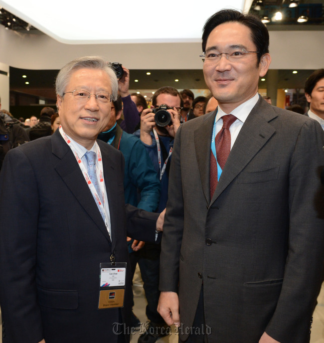 KT chairman Lee Suk-chae (left) meets Samsung Electronics vice chairman Lee Jay-yong at the Mobile World Congress in Barcelona, Spain on Monday. Joint Press Corps.