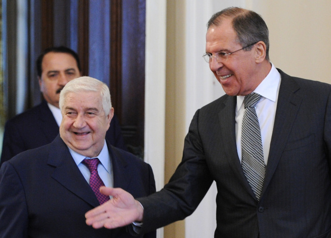 Syria’s Foreign Minister Walid al-Muallem (left) and his Russian counterpart Sergei Lavrov pose before their negotiations in Moscow on Monday.   ITAR-TASS-Yonhap News