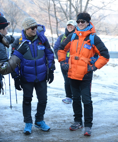 유해진(좌측/배우),이선균(배우)
리얼 버라이어티 예능이 유행하던 시절이 있었다. 물론 지금도 리얼 버라이어티는 살아있지만 변곡점은 넘겼다. 그 틈새를 오디션 서바이벌류 예능들이 메우더니, 오디션 예능도 남발되는 경향을 보이며 그 탈출구의 하나로 다큐예능이 제시되고 있는 상황이다