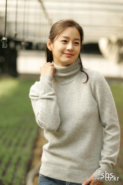김태희(배우)
건강미의 대명사’ ‘미의 여신’ ‘국민 첫사랑’ 등의 수식어로 칭송받는 여배우 셋이 4월 안방극장을 수놓는다. 김혜수(43), 김태희(33), 배수지(19)다. 각 연령대별 미인의 대표 주자격인 이들이 주중 미니시리즈 포문을 여는 월화드라마의 흥행을 책임진다.