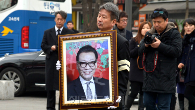 제17대 한국미술협회 고 이두식 이사장 영결식이 26일 오전 서울 인사동에서 한국미술협회장으로 열리고 있다. 이두식 이사장은 한국추상화단의 큰별로 지난 23일 오전 경기도 구리시 자택에서  심장마비로 별세했다. 향년 66세로 오는 28일 정년퇴임을 앞둔 고인은 정년 기념 전시회를 앞두고 밤샘작업을 하는 열정을 보인 것으로 알려져 더욱 안타깝게 하고 있다.<br />김명섭 기자 msiron@heraldcorp.com
제17대 한국미술협회 고 이두식 이사장 영결식이 26일 오전 서울 인사동에서 한국미술협회장으로 열리고 있다. 이두식 이사장은 한국추상화단의 큰별로 지난 23일 오전 경기도 구리시 자택에서  심장마비로 별세했다. 향년 66세로 오는 28일 정년퇴임을 앞둔 고인은 정년 기념 전시회를 앞두고 밤샘작업을 하는 열정을 보인 것으로 알려져 더욱 안타깝게 하고 있다.
김명섭 기자 msiron@heraldcorp.com