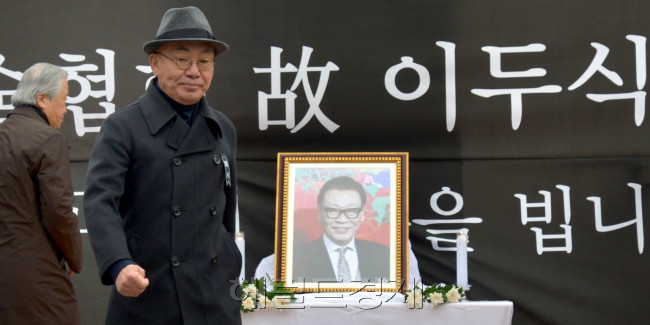 제17대 한국미술협회 고 이두식 이사장 영결식이 26일 오전 서울 인사동에서 열려 가수 이장희씨가 헌화하고 있다. 이두식 이사장은 한국추상화단의 큰별로 지난 23일 오전 경기도 구리시 자택에서  심장마비로 별세했다. 향년 66세로 오는 28일 정년퇴임을 앞둔 고인은 정년 기념 전시회를 앞두고 밤샘작업을 하는 열정을 보인 것으로 알려져 더욱 안타깝게 하고 있다.<br />김명섭 기자 msiron@heraldcorp.com
제17대 한국미술협회 고 이두식 이사장 영결식이 26일 오전 서울 인사동에서 열려 가수 이장희씨가 헌화하고 있다. 이두식 이사장은 한국추상화단의 큰별로 지난 23일 오전 경기도 구리시 자택에서  심장마비로 별세했다. 향년 66세로 오는 28일 정년퇴임을 앞둔 고인은 정년 기념 전시회를 앞두고 밤샘작업을 하는 열정을 보인 것으로 알려져 더욱 안타깝게 하고 있다.
김명섭 기자 msiron@heraldcorp.com