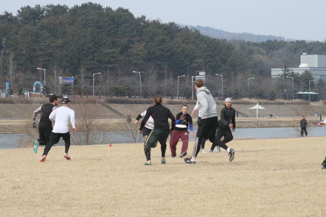 Ultimate players compete at the Daejeon Frozen Fives tournament in Daejeon on Sunday.   Paul Kerry/The Korea Herald