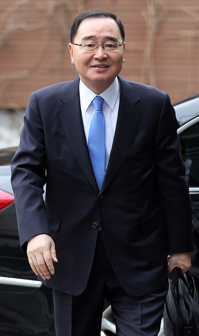 정홍원(정무직공무원)
The National Assembly confirmed the appointment of Chung Hong-won as prime minister on Tuesday making the former prosecutor the first endorsed member of President Park Geun-hye’s administration.
Hours later, Park issued him with a certificate of appointment at Cheong Wa Dae.