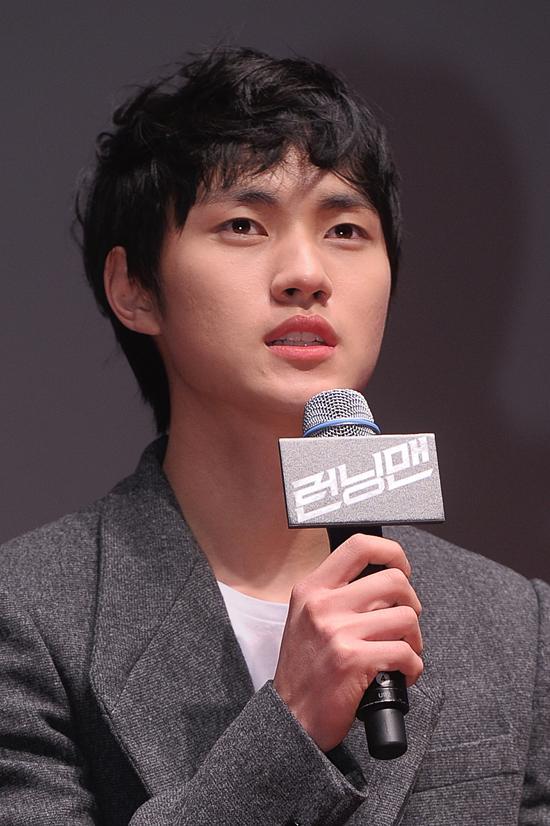 이민호(배우)
배우 이민호가 신하균과 극 중 부자 호흡을 맞춘 소감을 전했다.
이민호는 2월 26일 오전 서울 롯데시네마 건대입구에서 열린 영화‘런닝맨’(감독 조동오) 프레스데이에 참석해 “신하균 선배님이 너무 많이 맞춰줬다. 내가 부족한 부분이 있으면 지도도 많이 해주셨고, 이야기도 충분히 나눴다”고 밝혔다.