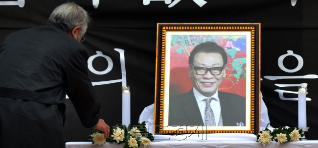 제17대 한국미술협회 고 이두식 이사장 영결식이 26일 오전 서울 인사동에서 열려 지인들이 헌화하고 있다. 이두식 이사장은 한국추상화단의 큰별로 지난 23일 오전 경기도 구리시 자택에서  심장마비로 별세했다. 향년 66세로 오는 28일 정년퇴임을 앞둔 고인은 정년 기념 전시회를 앞두고 밤샘작업을 하는 열정을 보인 것으로 알려져 더욱 안타깝게 하고 있다.<br />김명섭 기자 msiron@heraldcorp.com
제17대 한국미술협회 고 이두식 이사장 영결식이 26일 오전 서울 인사동에서 열려 지인들이 헌화하고 있다. 이두식 이사장은 한국추상화단의 큰별로 지난 23일 오전 경기도 구리시 자택에서  심장마비로 별세했다. 향년 66세로 오는 28일 정년퇴임을 앞둔 고인은 정년 기념 전시회를 앞두고 밤샘작업을 하는 열정을 보인 것으로 알려져 더욱 안타깝게 하고 있다.
김명섭 기자 msiron@heraldcorp.com