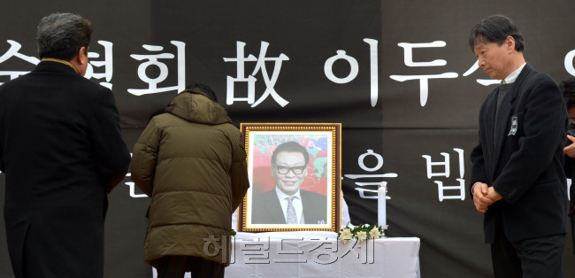 제17대 한국미술협회 고 이두식 이사장 영결식이 26일 오전 서울 인사동에서 열려 가수 김세환씨와 지인들이  헌화하고 있다. 이두식 이사장은 한국추상화단의 큰별로 지난 23일 오전 경기도 구리시 자택에서  심장마비로 별세했다. 향년 66세로 오는 28일 정년퇴임을 앞둔 고인은 정년 기념 전시회를 앞두고 밤샘작업을 하는 열정을 보인 것으로 알려져 더욱 안타깝게 하고 있다.<br />김명섭 기자 msiron@heraldcorp.com
제17대 한국미술협회 고 이두식 이사장 영결식이 26일 오전 서울 인사동에서 열려 가수 김세환씨와 지인들이  헌화하고 있다. 이두식 이사장은 한국추상화단의 큰별로 지난 23일 오전 경기도 구리시 자택에서  심장마비로 별세했다. 향년 66세로 오는 28일 정년퇴임을 앞둔 고인은 정년 기념 전시회를 앞두고 밤샘작업을 하는 열정을 보인 것으로 알려져 더욱 안타깝게 하고 있다.
김명섭 기자 msiron@heraldcorp.com