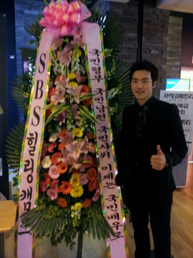 김강우(배우)
배우 김강우에게 온 ‘힐링캠프 화환’이 화제다.
김강우는 26일 자신의 트위터에 “오늘은 사이코메트리 시사회 날! 극장에 와서 깜짝 놀랐네요. 고마워요 힐링캠프!”라는 글과 함께 한 장의 사진을 공개했다.