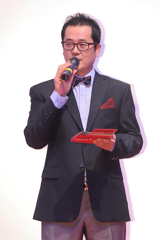 표영호(방송인/개그맨)
개그맨 표영호가 강연자로 거듭나 왕성히 활동 중이다. 좌중과 소통을 앞세워 재미와 공감을 동시에 선사하며 강연교육 시장에 대세로 떠오르고 있다.