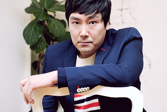 조진웅(배우)
조진웅은 참 다양한 얼굴을 지녔다. 이웃집 아저씨같은 서글서글하고 푸근한 모습을 보이다가도, 어느 순간 돌변해 날카로운 카리스마를 발휘한다. 대표작 ‘사랑을 믿어요’(2011), ‘뿌리깊은 나무’(2011), ‘범죄와의 전쟁: 나쁜놈들 전성시대’만 봐도 그렇다.