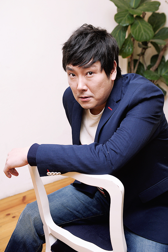 조진웅(배우)
조진웅은 참 다양한 얼굴을 지녔다. 이웃집 아저씨같은 서글서글하고 푸근한 모습을 보이다가도, 어느 순간 돌변해 날카로운 카리스마를 발휘한다. 대표작 ‘사랑을 믿어요’(2011), ‘뿌리깊은 나무’(2011), ‘범죄와의 전쟁: 나쁜놈들 전성시대’만 봐도 그렇다.