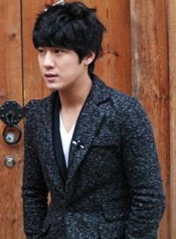 서준영(배우)
KBS2 단막극 ‘시리우스’로 열연한 배우 서준영이 쉴 틈 없이 바쁜 나날을 보내고 있다.
2월 26일 소속사 아이스엔터컴퍼니에 따르면 서준영은 현재 강원도 설원에서 영화 ‘방황하는 칼날’(감독 이정호)을 촬영 중이다. 극 중 서준영은 베테랑 형사 이성민의 파트너이자 신참 현수 역을 맡았다.