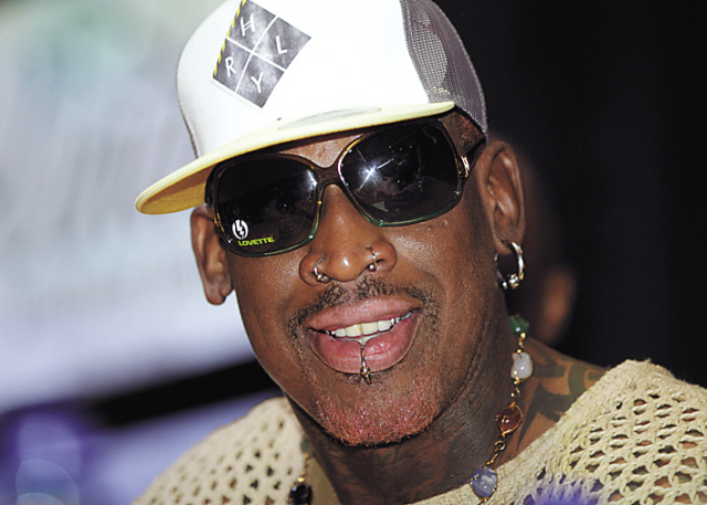 데니스 로드맨 (Dennis Rodman/영화배우/농구선수)
PYONGYANG, North Korea (AP) ― Flamboyant former NBA star Dennis Rodman is heading to North Korea with VICE media company ― tattoos, piercings, bad-boy reputation and all.
The American known as “The Worm’’ is set to arrive Tuesday in Pyongyang, becoming an unlikely ambassador for sports diplomacy at a time of heightened tensions between the U.S. and North Korea.