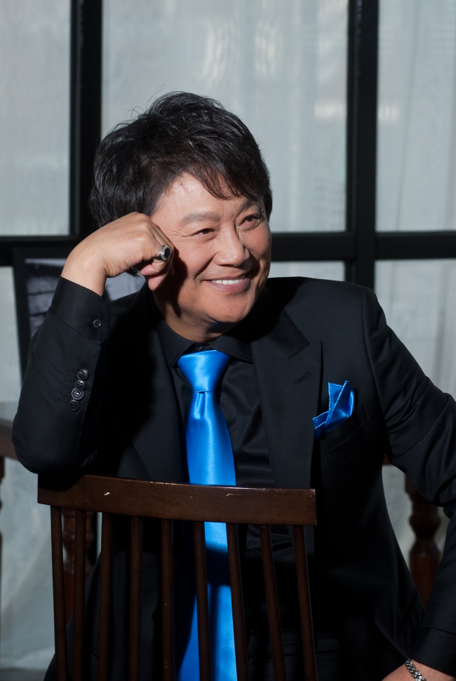 남진(김남진/가수)
가수 남진이 다음달 16일 서울 세종문화회관 대극장에서 단독 리사이틀 ‘내 노래의 이력서’를 개최한다.
공연의 타이틀처럼 남진은 이번 공연을 통해 자신의 노래 인생사 반세기를 한 곡 한 곡 되새기는 무대를 마련한다.