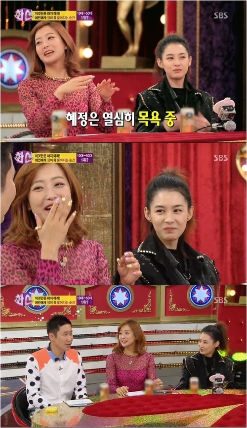 김희선(좌측/배우),강혜정(배우)
배우 김희선이 후배 강혜정이 목욕탕에서 만나 다 벗은 채로 90도 인사를 했다고 칭찬했다.
김희선은 26일 방송된 SBS 새 토크쇼 ‘화신-마음을 지배하는 자’ 2회에서 “강혜정 씨와 사우나를 함께 다닌다”면서 “당시 나는 가운을 입고 있었고 혜정 씨는 다 벗고 있었다”고 첫 만남을 회상했다.