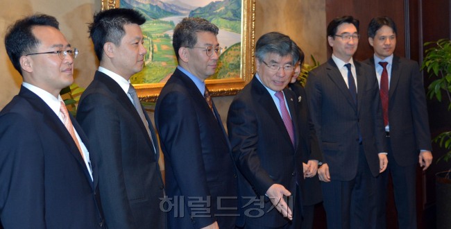 27일 오전 서울 남대문로 한국은행 본사에서 열린 투자 전문가와의 간담회에서 김중수 한국은행총재가 참석자들을 자리로 안내하고 있다.<br />김명섭 기자 msiron@heraldcorp.com
27일 오전 서울 남대문로 한국은행 본사에서 열린 투자 전문가와의 간담회에서 김중수 한국은행총재가 참석자들을 자리로 안내하고 있다.
김명섭 기자 msiron@heraldcorp.com