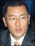 정의선(기업인/현대자동차부회장)
정의선 현대자동차 부회장이 내달 5일 스위스에서 열리는 ‘2013 제네바 모터쇼’에 참석한다. 정 부회장에 해외 모터쇼에 참가하는 것은 지난해 10월 브... 통해 전세계 자동차 트렌드와 업계 동향 등을 살피고, 직접 현지에서 현대차, 기아차의 유럽 자동차 시장 전략도 가다듬을 예정이다.
