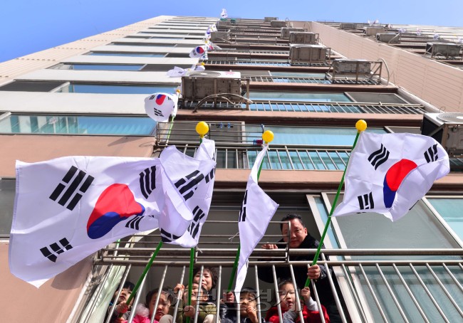 3.1 절을 이틀앞둔 27일 오전 성동구 무학현대아파트에서 3.1절을 맞아 나라사랑 태극기달기운동이 열렸다.<br />이상섭 기자. babtong@heraldcorp.com 2013.0227
3.1 절을 이틀앞둔 27일 오전 성동구 무학현대아파트에서 3.1절을 맞아 나라사랑 태극기달기운동이 열렸다.
이상섭 기자. babtong@heraldcorp.com 2013.0227
3.1 절을 이틀앞둔 27일 오전 성동구 무학현대아파트에서 3.1절을 맞아 나라사랑 태극기달기운동이 열렸다.
이상섭 기자. babtong@heraldcorp.com 2013.0227