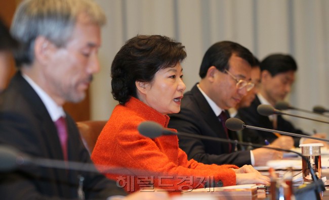 박근혜 대통령이 27일 오전 청와대에서 첫 수석비서관 회의를 주재하고 있다.정희조 기자/checho@heraldcorp.com
박근혜 대통령이 취임 사흘째인 27일 청와대에서 수석비서관 회의를 주재하고 있다. 정부조직개편안의 국회 표류로 국정공백이 계속되고 있는 만큼 ‘비상 행보’를 통해 국정운영의 정상화 시기를 앞당기겠다는 의지를 보인 것이라고 청와대 관계자는 전했다.
정희조 기자/checho@heraldcorp.com