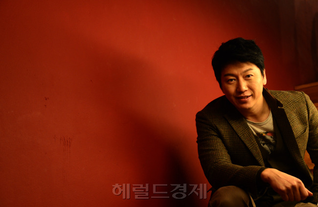 김수로(김상중/배우)
그런데 그마저도 역할을 배우 김수로가 맡아서 그런지 무대 위에서도, 무대 밖에서도 든든한 형일 듯 보인다. 대학로 인근 카페에서 김수로를 만나 그와 그의 작품 ‘유럽블로그’에 대한 이야기를 들었다.