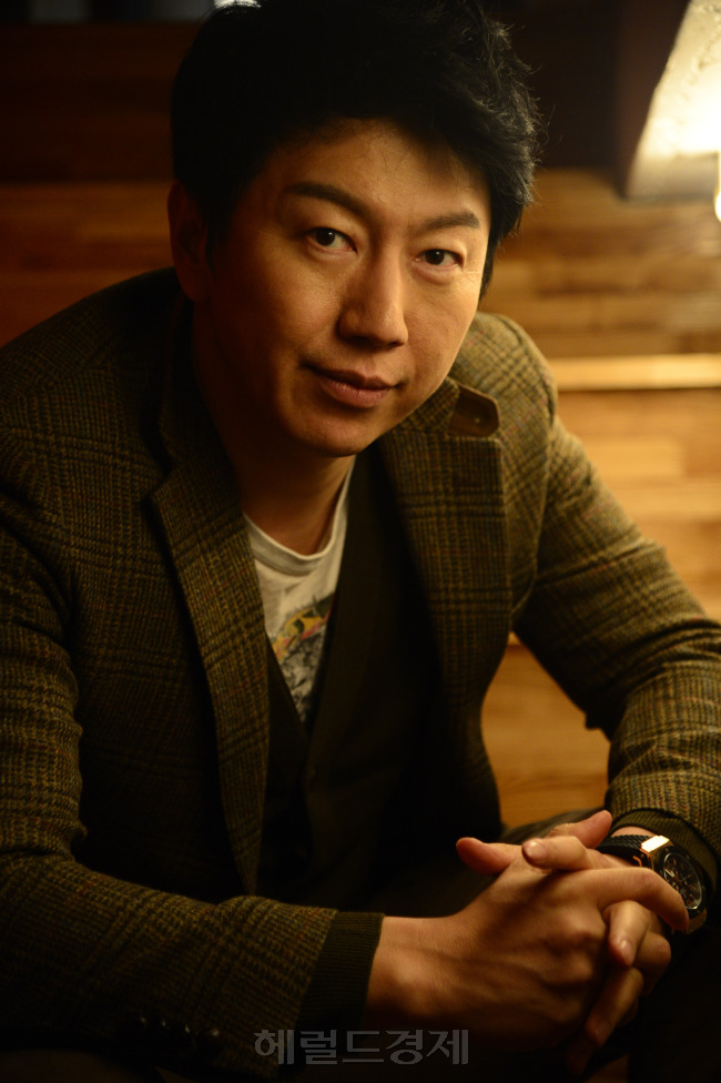 김수로(김상중/배우)
그런데 그마저도 역할을 배우 김수로가 맡아서 그런지 무대 위에서도, 무대 밖에서도 든든한 형일 듯 보인다. 대학로 인근 카페에서 김수로를 만나 그와 그의 작품 ‘유럽블로그’에 대한 이야기를 들었다