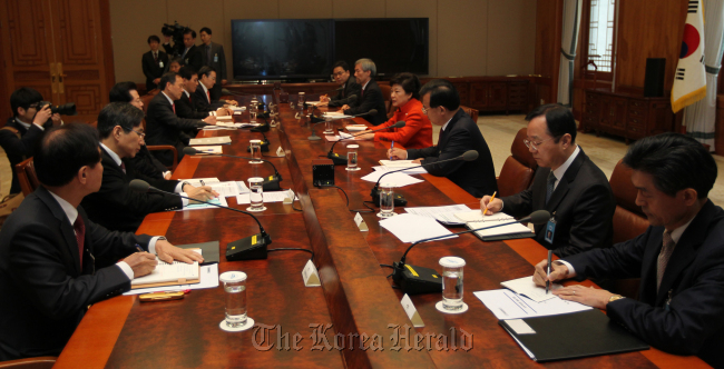 President Park Geun-hye presides over a meeting of the presidential staff at Cheong Wa Dae on Wednesday.   Chung Hee-cho/The Korea Herald