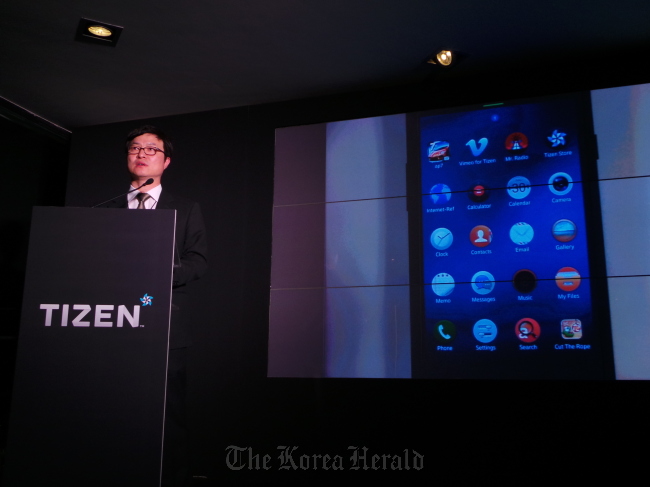 A Samsung Electronics executive explains the features of the new Tizen mobile platform on the sidelines of the Mobile World Congress in Barcelona on Tuesday.   Samsung Electronics