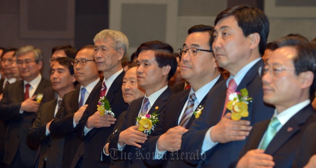 제1회 국민권익의 날 행사가 27일 서울 프레스센터에서 열려 이성보위원장 및 참석자들이 국민의례를 하고 있다.<br />김명섭 기자 msiron@heraldcorp.com
Anti-Corruption and Civil Rights Commission Chairman Lee Sung-bo (fourth from right) and other participants salute the flag at the first civil rights day ceremony in Seoul on Wednesday.   Kim Myung-sub/The Korea Herald